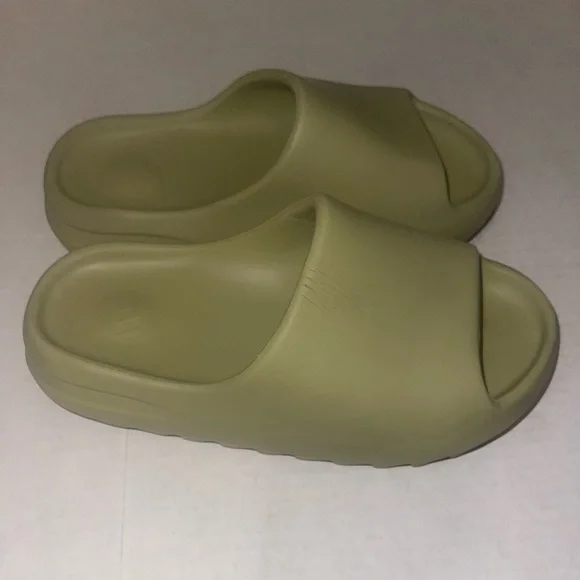 YEEZY SANDALS SIZE 6 - Picture 2 of 6